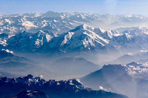 Vista a la montaña desde la ventana de un avión