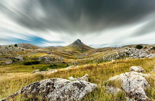 Una vista desde las montañas de Abruzzo (Italia) cerca de Campo Imperatore. Un hermoso lugar bien conocido destino para turistas y sets de cine.