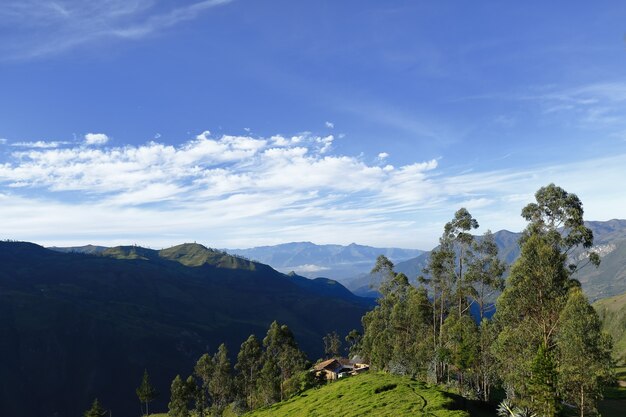 Vista de las montañas andinas y las casas que se construyen en estas cumbres