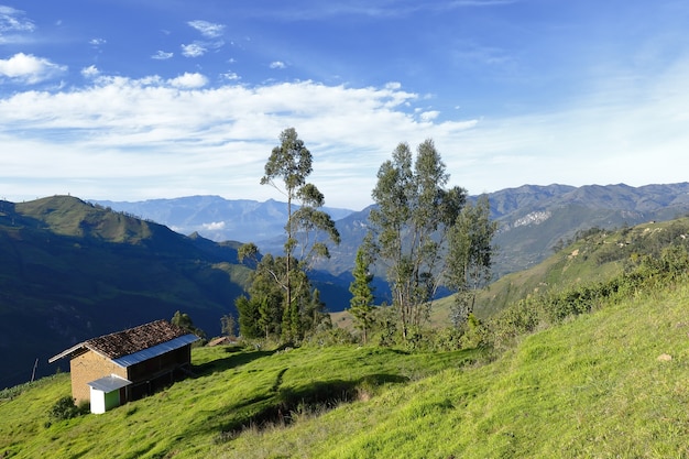 Vista de las montañas andinas y las casas que se construyen en estas cumbres