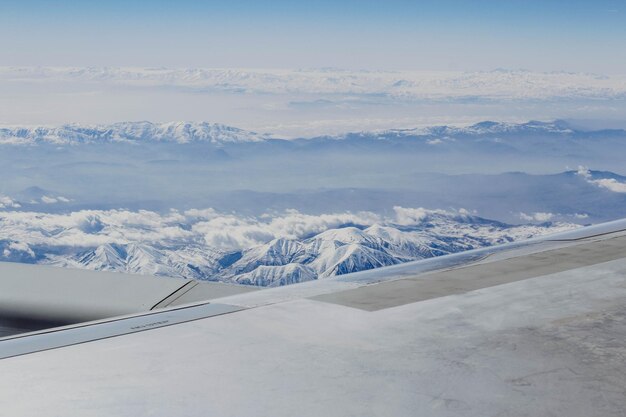 Vista de una de las montañas de los Cárpatos Ucrania desde arriba del avión a una altura