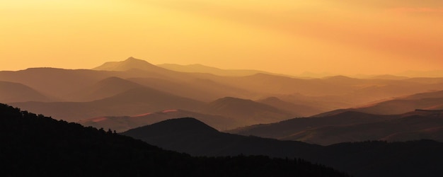 Vista de las montañas en los Cárpatos