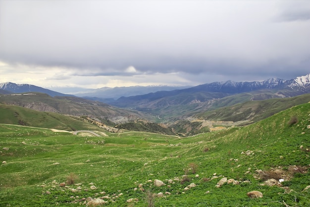 La vista de las montañas del Cáucaso en Armenia