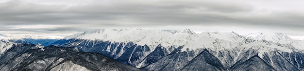 Vista de las montañas del Cáucaso cubiertas por la nieve en la estación de esquí de Krasnaya Polyana Rusia