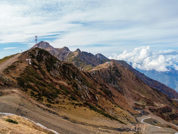 Vista de las montañas del Cáucaso desde la estación del teleférico Refugio de los Vientos en otoño