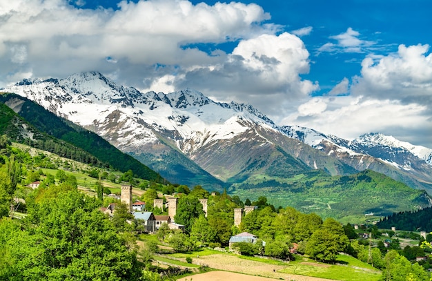 Vista de las montañas del Cáucaso en Mestia Upper Svaneti, Georgia