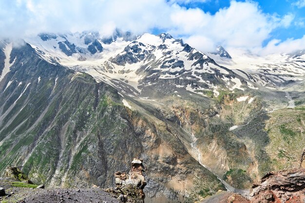 Vista de las montañas del Cáucaso y picos cubiertos de nieve. Elbrus