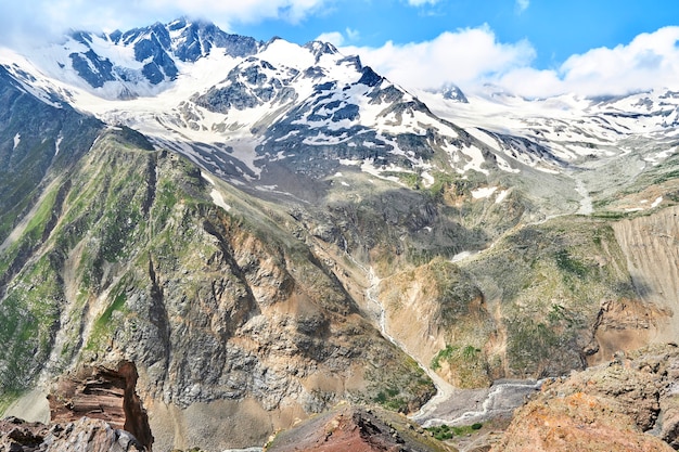 Vista de las montañas del Cáucaso y picos cubiertos de nieve