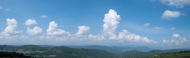 Foto vista a las montañas y cielo azul con nubes blancas