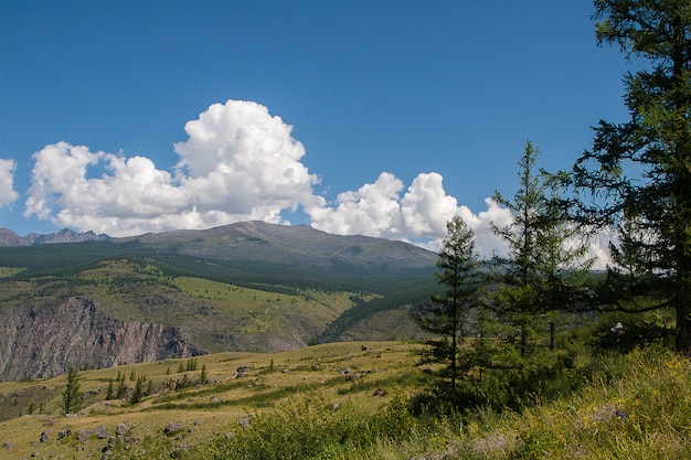 Vista de montañas, cielo y nubes en Altai, Siberia