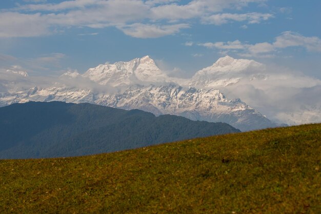 Una vista de las montañas desde la cima de la colina.