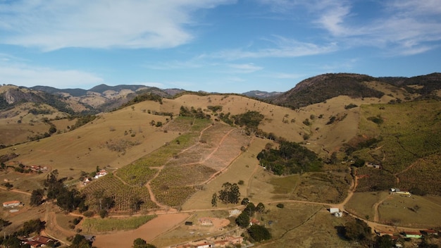 Una vista de las montañas desde la cima de la colina.