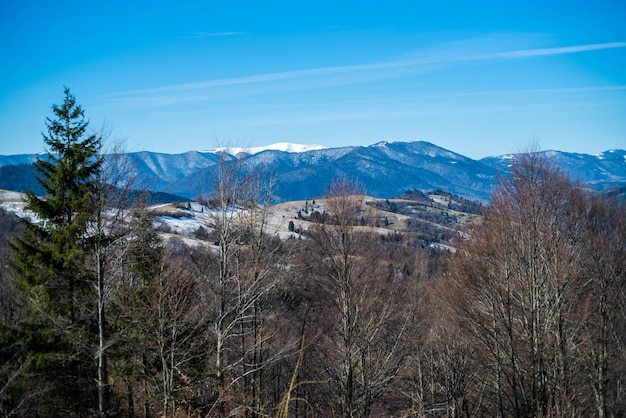 Una vista de las montañas desde la cima de la montaña.