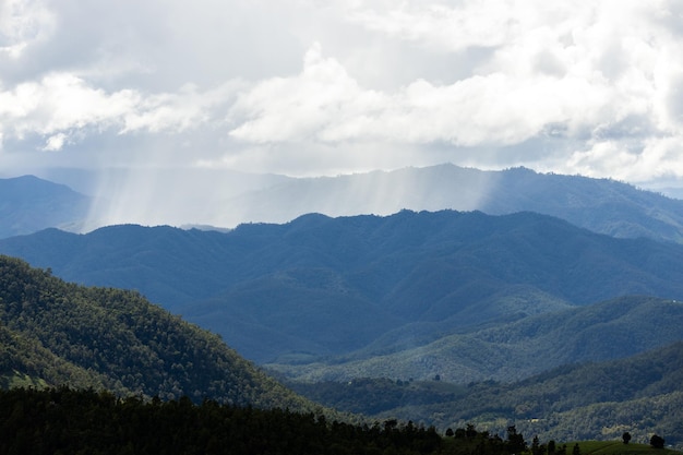 Una vista de las montañas desde la cima de la montaña.
