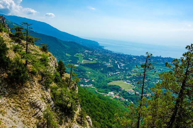 Una vista de las montañas desde la cima de la montaña.