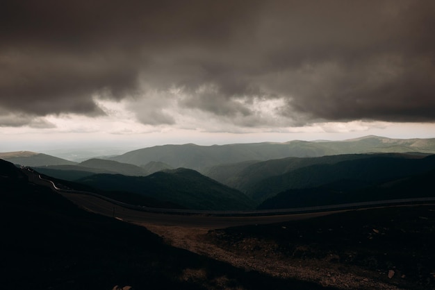 Una vista de las montañas desde la cima de la montaña.