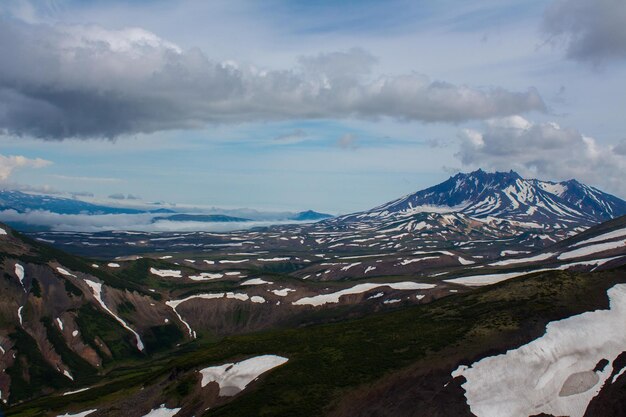 Foto una vista de las montañas desde la cima de la montaña.