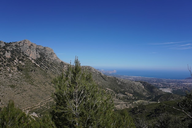 Una vista de las montañas desde la cima de la montaña.