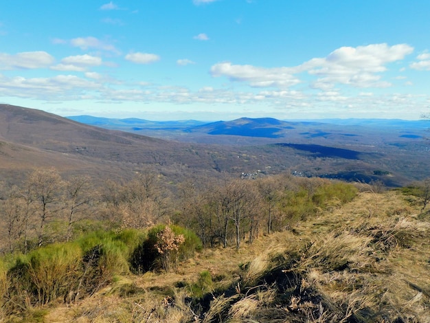 Una vista de las montañas desde la cima de una montaña