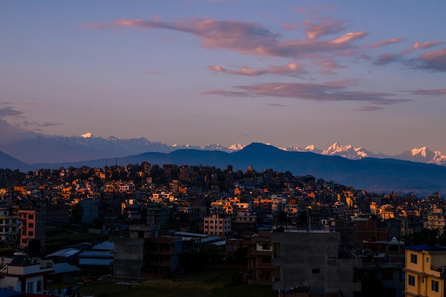 Una vista de las montañas desde la ciudad de katmandú.