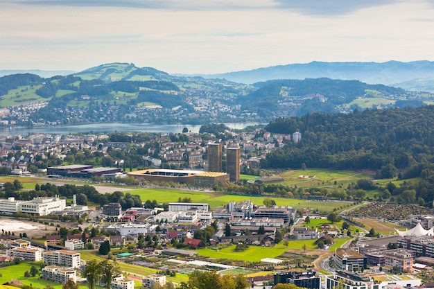 Vista desde las montañas a la ciudad de Lucerna, Suiza