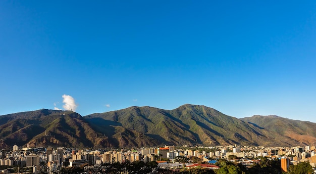 Una vista de las montañas en la ciudad de santiago.