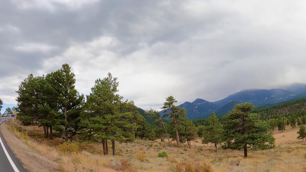 Una vista de las montañas desde el comienzo del sendero.