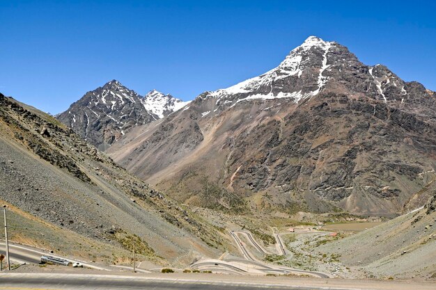 Foto vista de las montañas de la cordillera de los andes cerca de portillo en verano