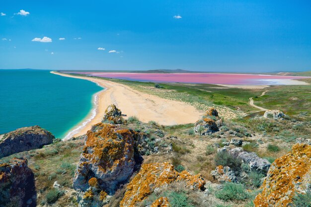 Vista desde las montañas hasta la costa y el lago rosa