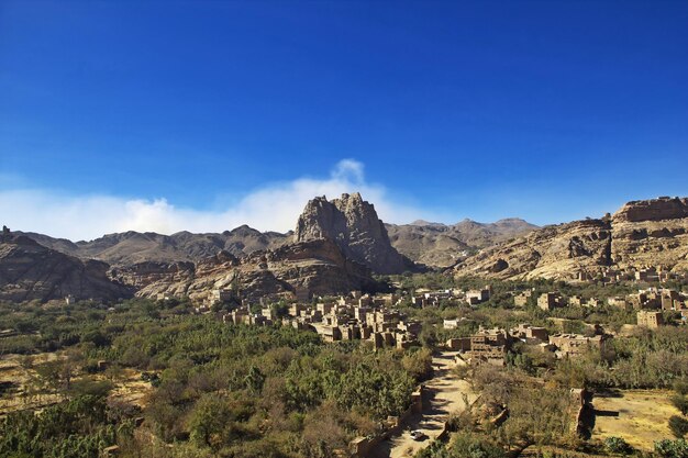 Foto la vista de las montañas en dar al hajar rock palace sanaa yemen