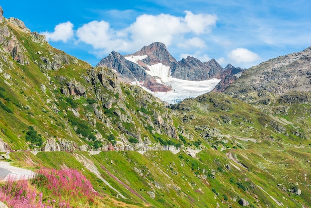 Vista de las montañas en un día de verano