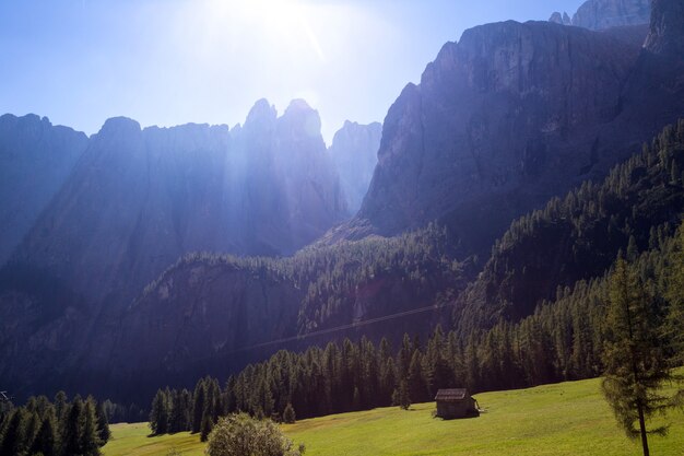 Vista de las montañas Dolomitas y el sol brillante. Italia.