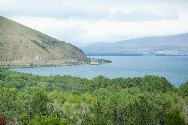 Vista de las montañas y el lago Sevan