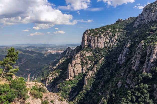 Vista de las montañas y llanuras que rodean la Abadía de Montserrat Santa María de Montserrat en Cataluña, España.