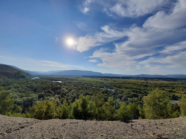 Una vista de las montañas desde lo alto de una colina