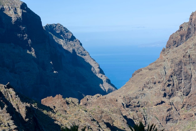 Vista de las montañas y la máscara de garganta