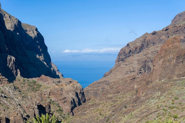 Vista de las montañas y la máscara de garganta