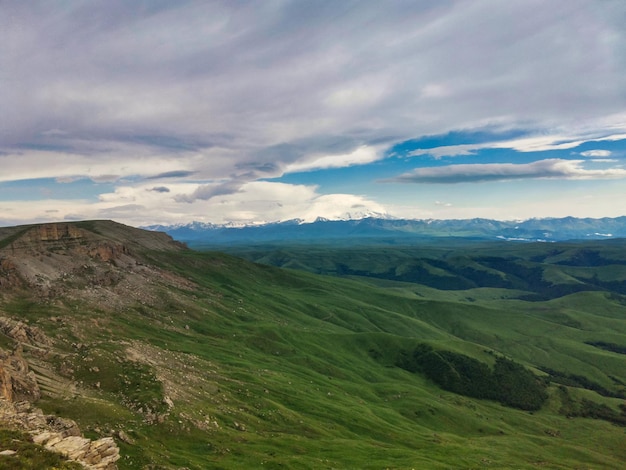 Vista de las montañas y la meseta de Bermamyt en la República Karachay-Cherkess, Rusia.