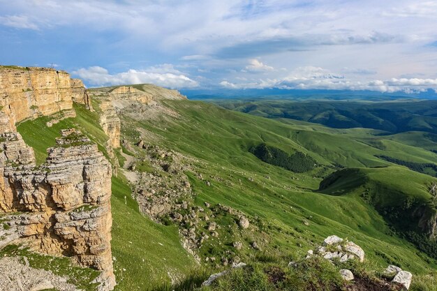 Vista de las montañas y la meseta de Bermamyt en la República KarachayCherkess Rusia