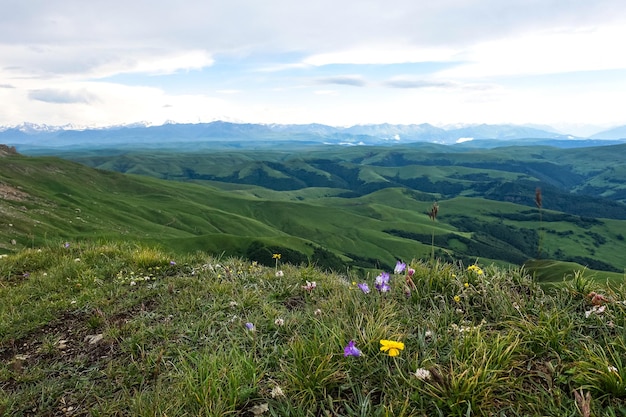 Vista de las montañas y la meseta de Bermamyt en la República KarachayCherkess Rusia