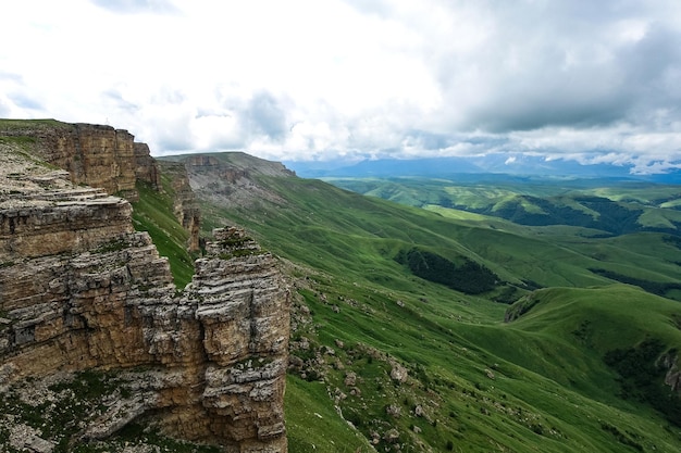 Vista de las montañas y la meseta de Bermamyt en la República KarachayCherkess Rusia