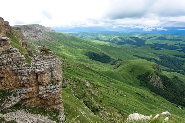 Vista de las montañas y la meseta de Bermamyt en la República KarachayCherkess Rusia