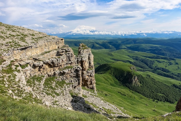 Vista de las montañas y la meseta de Bermamyt en la República KarachayCherkess Rusia