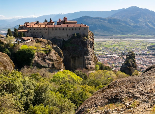 Vista de las montañas de Meteora y el Monasterio de San Esteban desde la plataforma de observación en Grecia