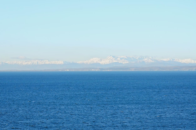 vista de las montañas nevadas de los Alpes contra el azul del mar Adriático y el cielo. vacaciones de invierno. Eslovenia