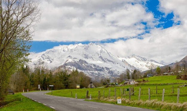 Vista de las montañas de los Pirineos franceses en primavera