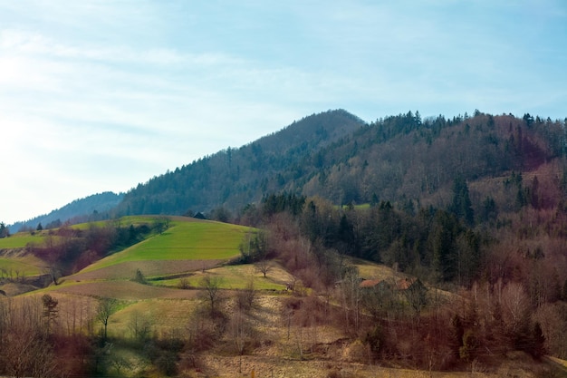 Vista de las montañas en primavera Cantabria España