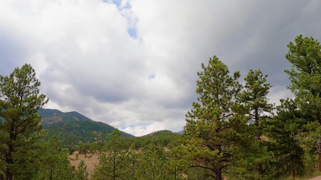 Una vista de las montañas desde la propiedad.