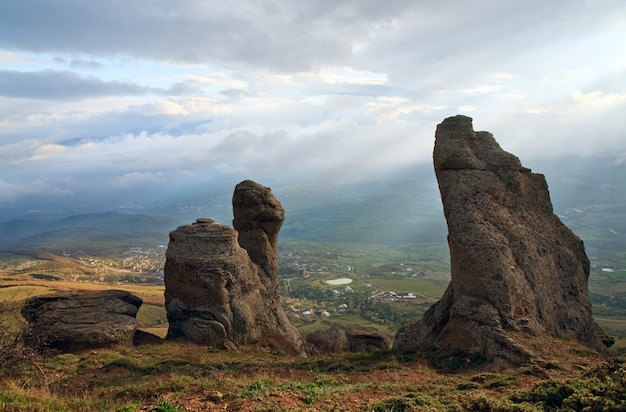 Vista de las montañas rocosas en los rayos del sol de la tarde (valle de los fantasmas cerca del monte Demerdzhi, Crimea, Ucrania)