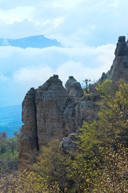 Vista de las montañas rocosas (valle de los fantasmas cerca del monte Demerdzhi, Crimea, Ucrania)